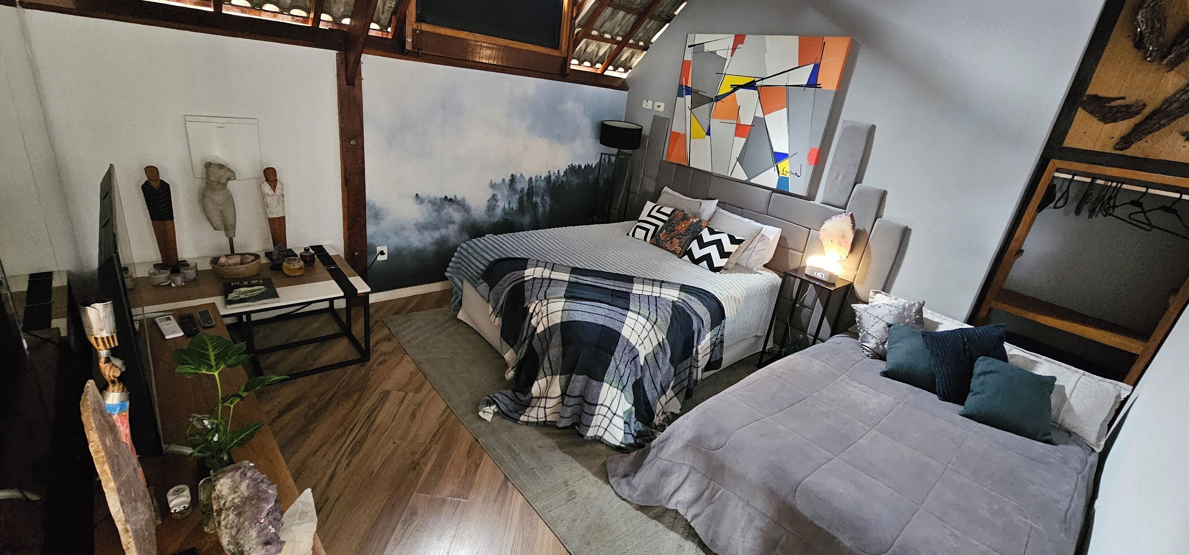 Kahden hengen signature-huone (yksi tai kaksi sänkyä), 1 keskisuuri parisänky, takka | Ylelliset vuodevaatteet, pillowtop-patjalliset sängyt