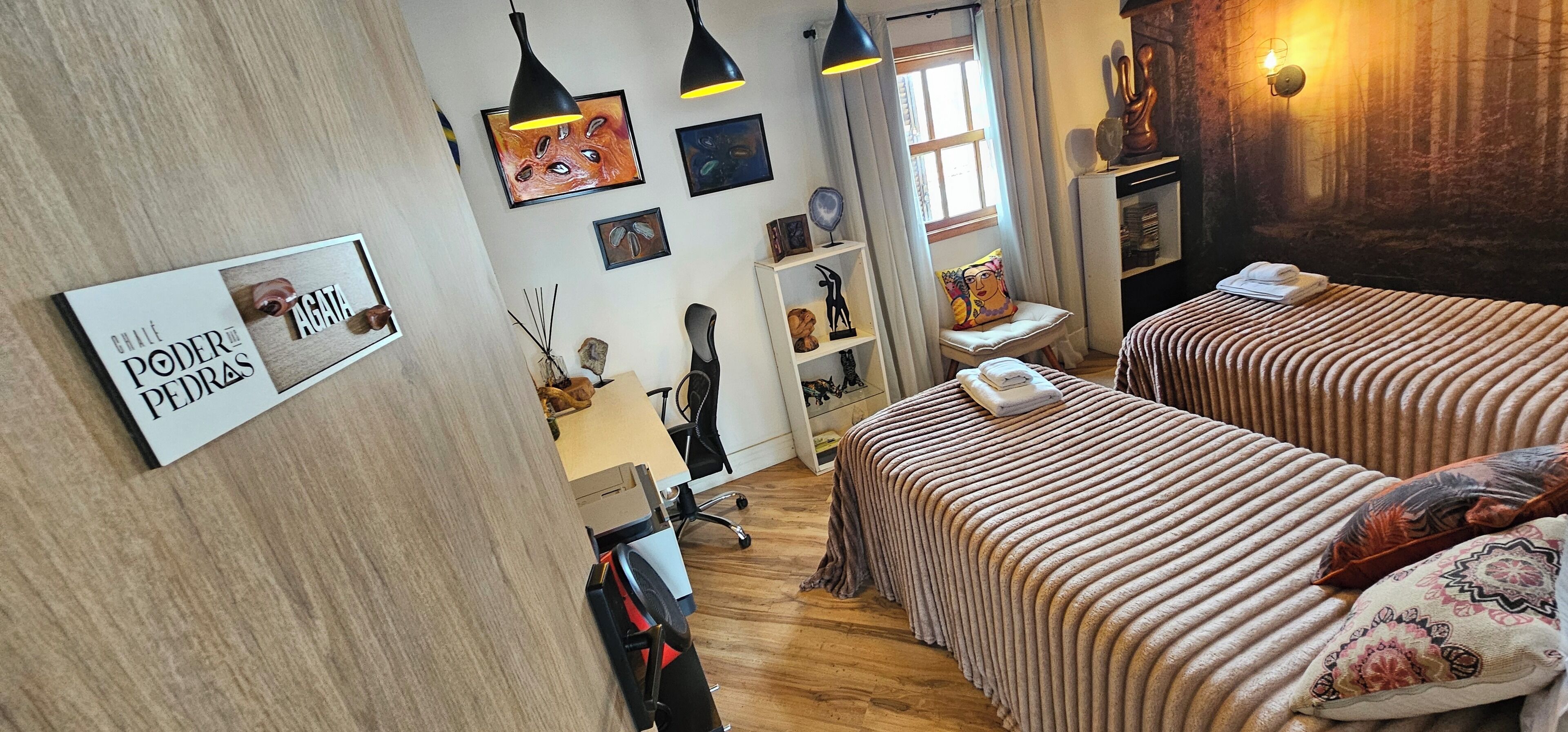 Kahden hengen signature-huone (kaksi sänkyä), 2 yhden hengen sänkyä, näköala uima-altaalle | Ylelliset vuodevaatteet, pillowtop-patjalliset sängyt