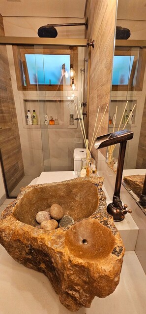Shower, rainfall showerhead, free toiletries, hair dryer - Chalé Ateliê Poder das Pedras (São Paulo)