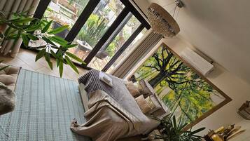 Signature Double Room, 1 Double Bed, Garden View | Interior