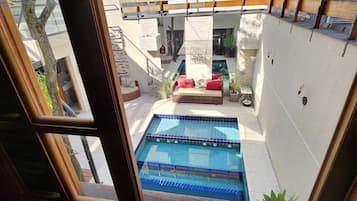 Signature Double Room, 1 Queen Bed, Pool View | Interior