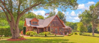 Relaxing Cabin Retreat in the Tropical Room at the Cabin On The Lake!
