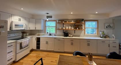 Charming 3-bedroom house with WiFi and AC in South Fallsburg