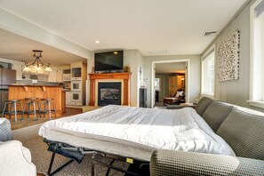 3 bedrooms, iron/ironing board, travel cot, WiFi - Cozy Table Rock Lake 'Boathouse' w/ Pool Access (Cape Fair)