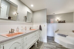 Hair dryer, towels - Cozy Table Rock Lake 'Boathouse' w/ Pool Access (Cape Fair)