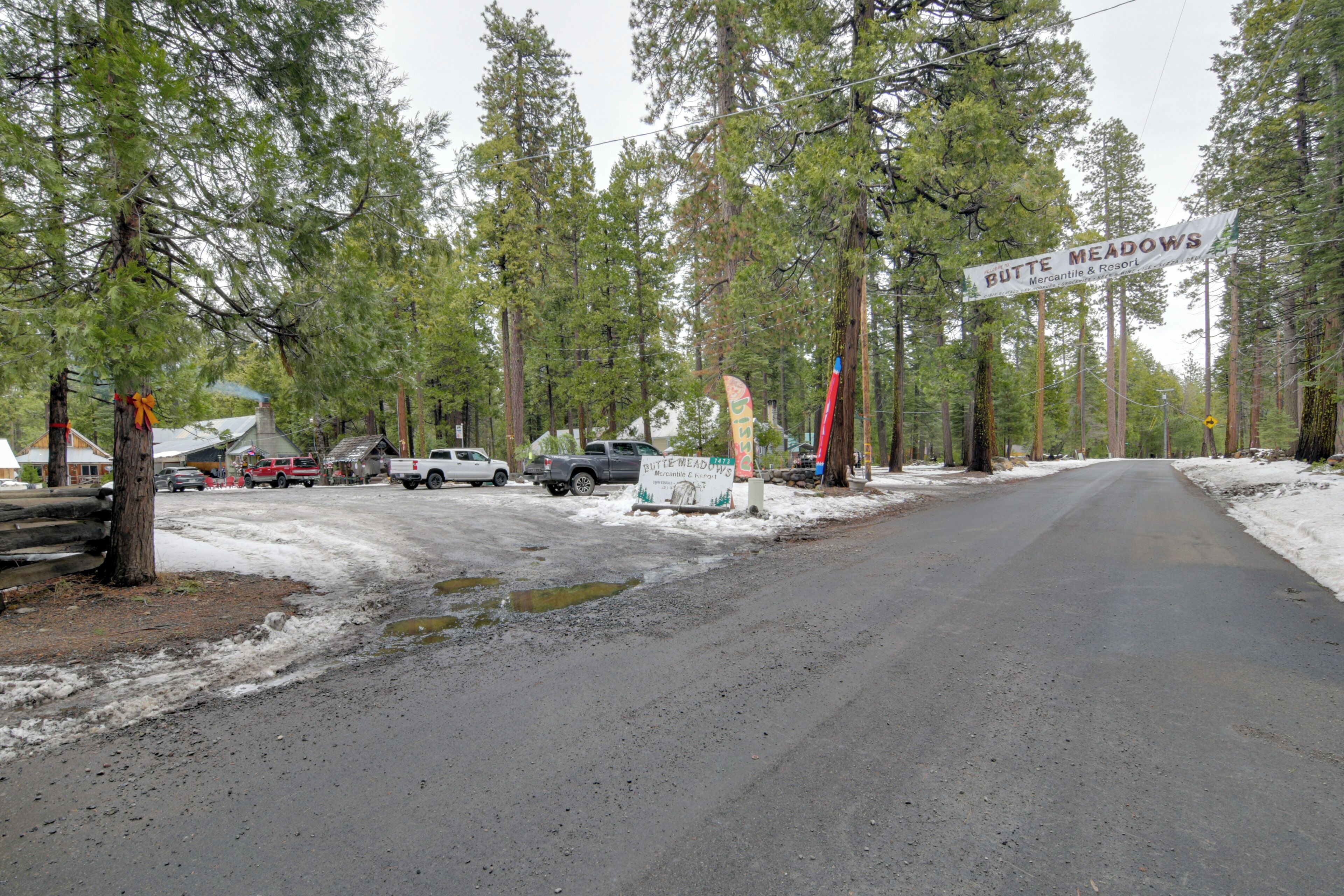 Una carretera que lleva a un camping con un letrero que dice "Butte Meadows".