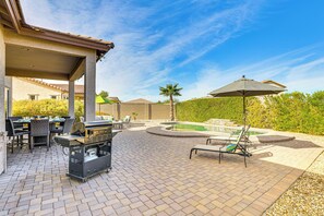 Outdoor dining - Outdoor Oasis & Community Perks: Goodyear Gem (Goodyear)