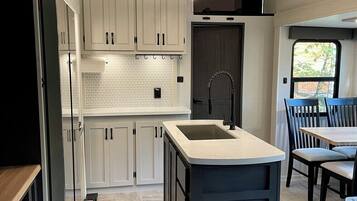 雪櫃、微波爐、焗爐、爐具