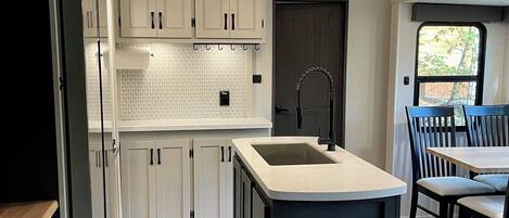 Refrigerador, microondas, horno, placa de cocina