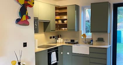 Stylish 2BR Garden Home | FREE Parking | Sleeps 7