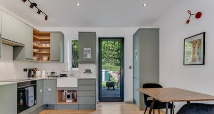 Stylish 2BR Garden Home | FREE Parking | Sleeps 7