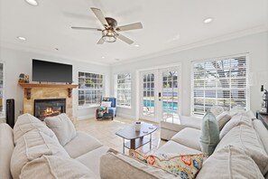 TV connectée, livres, espaces bureaux