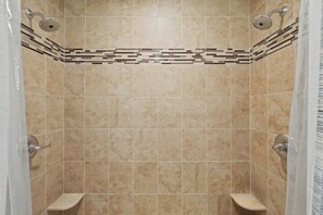 Dusche, Whirlpool, Haartrockner, Bidet