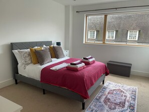 2 bedrooms, desk, iron/ironing board, travel crib