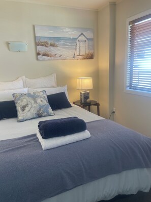 4 bedrooms, iron/ironing board, WiFi, bed sheets