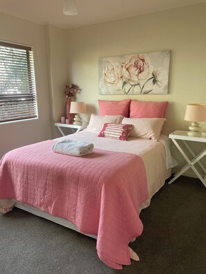 4 bedrooms, iron/ironing board, WiFi, bed sheets