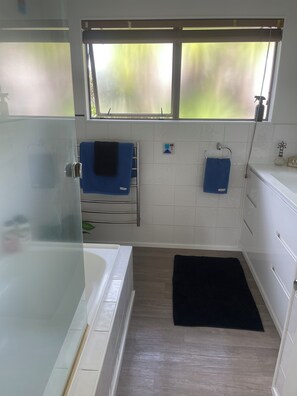 Haartrockner, Handtücher, Seife, Toilettenpapier