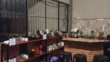 小冰箱、微波爐、爐台、鍋具/餐盤/廚房用品