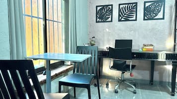全景三人房, 花園景觀 | 客房內保險箱、書桌、筆電工作空間、遮光布/窗簾