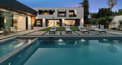 Guest Favorite- Very Spacious & Private Hi-Tech Modern Villa W/pool & more