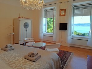 3 chambres, bureau, fer et planche à repasser, lit parapluie