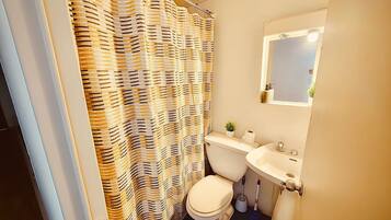 Basic Apartment | Bathroom