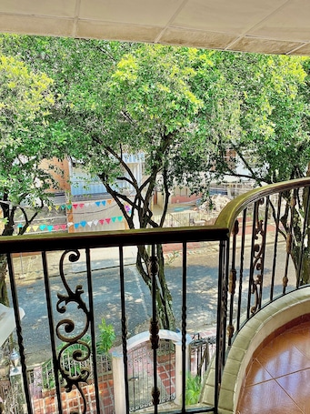 Gazdasågos egyågyas szoba, erkély, kilåtåssal a vårosra | Ingyenes wifi