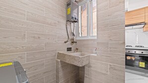 A bathroom with a shower, a sink, and a window. - Spacious Flat with 2 Bedrooms in CDMX (Mexico City)
