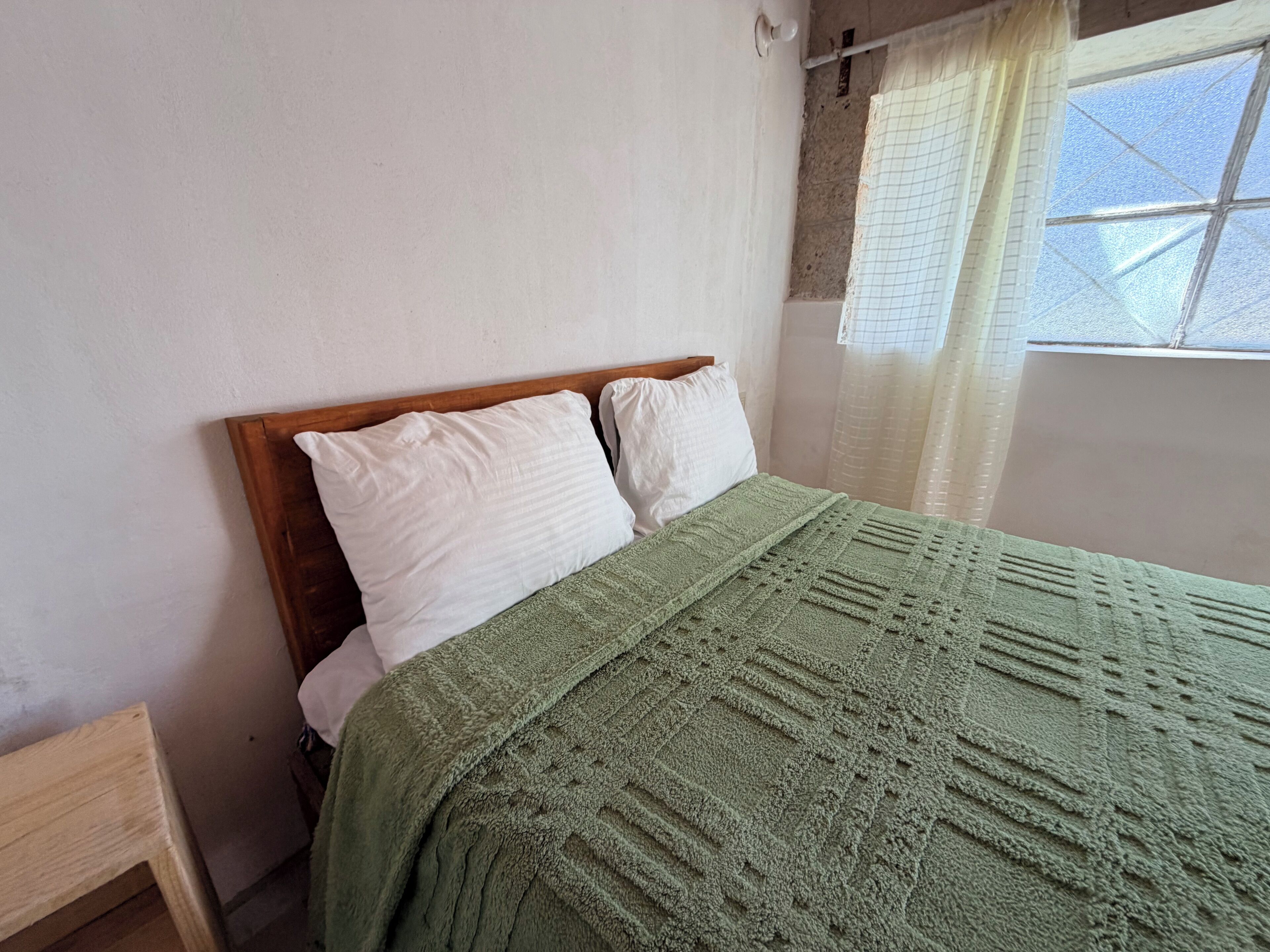 Habitación básica | Edred ón, espacio para trabajar con laptop, wifi gratis y ropa de cama 