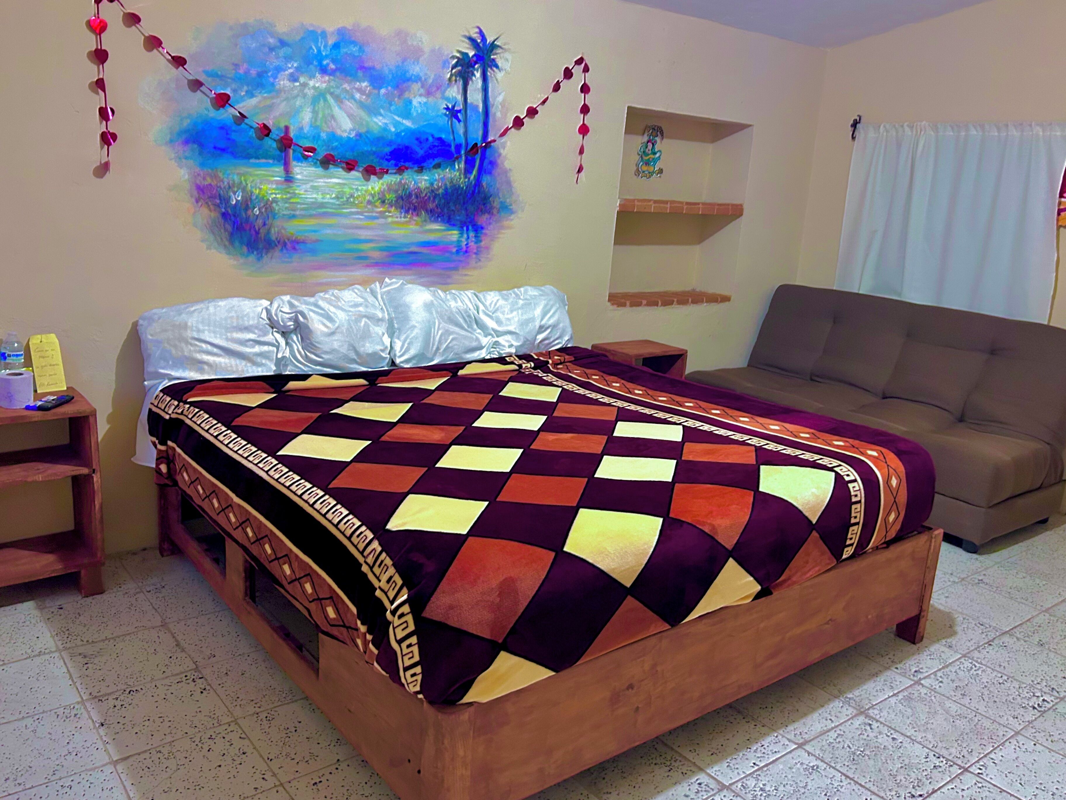 Habitación de diseñador | Edredón, espacio para trabajar con laptop, wifi gratis y ropa de cama 