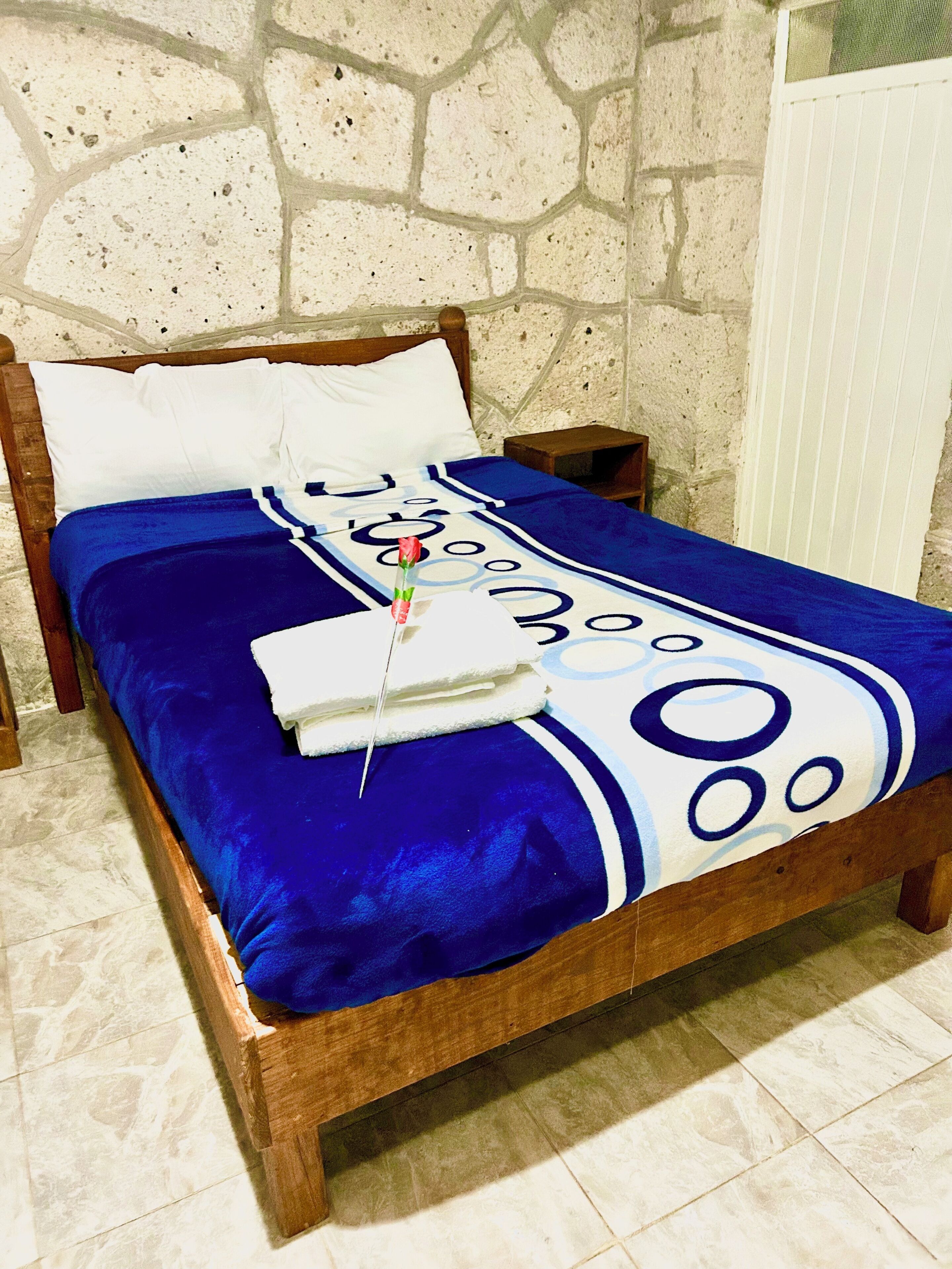 Cubrecamas, espacio para trabajar con laptop y wifi gratis 