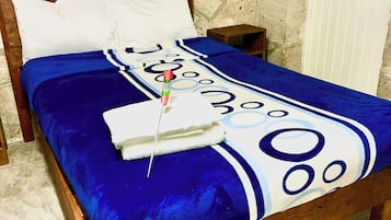 Cubrecamas, espacio para trabajar con laptop y wifi gratis