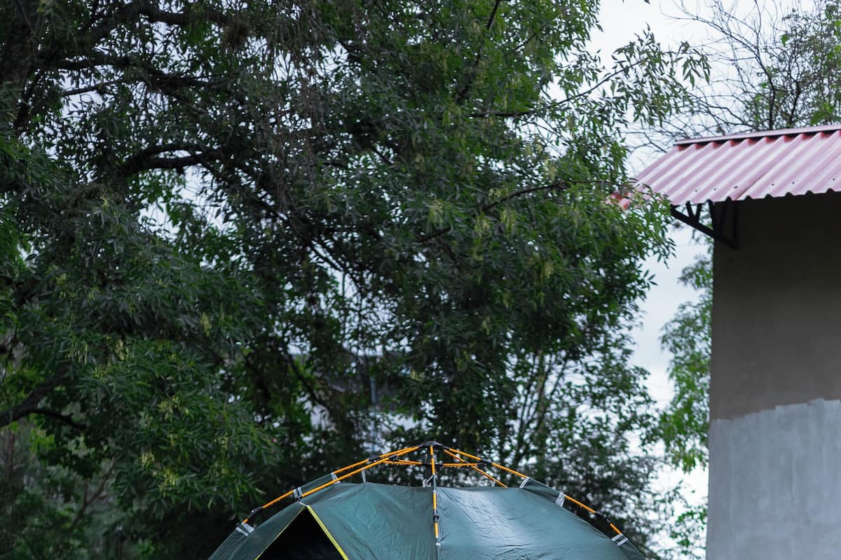 Tienda de campaña económica | Edredón, espacio para trabajar con laptop, wifi gratis y ropa de cama