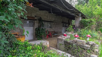 Cubrecamas, espacio para trabajar con laptop y wifi gratis