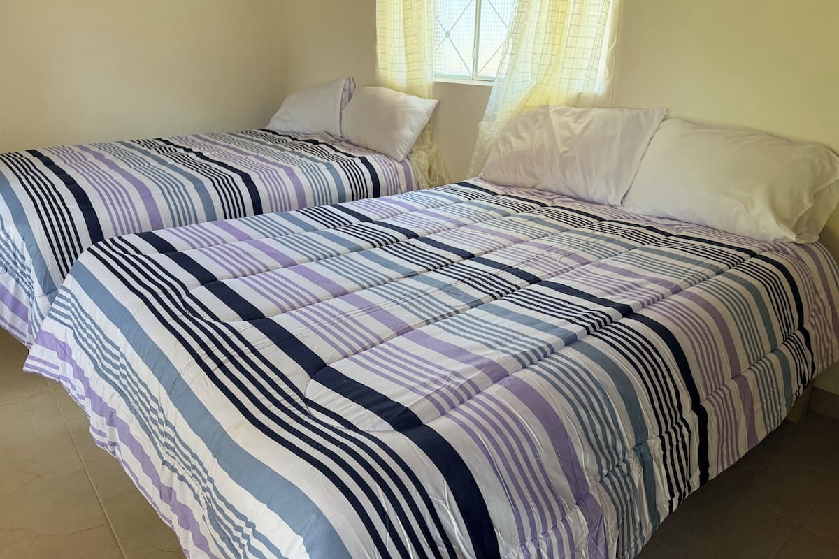 Habitación superior, vista al resort | Edredón, espacio para trabajar con laptop, wifi gratis y ropa de cama