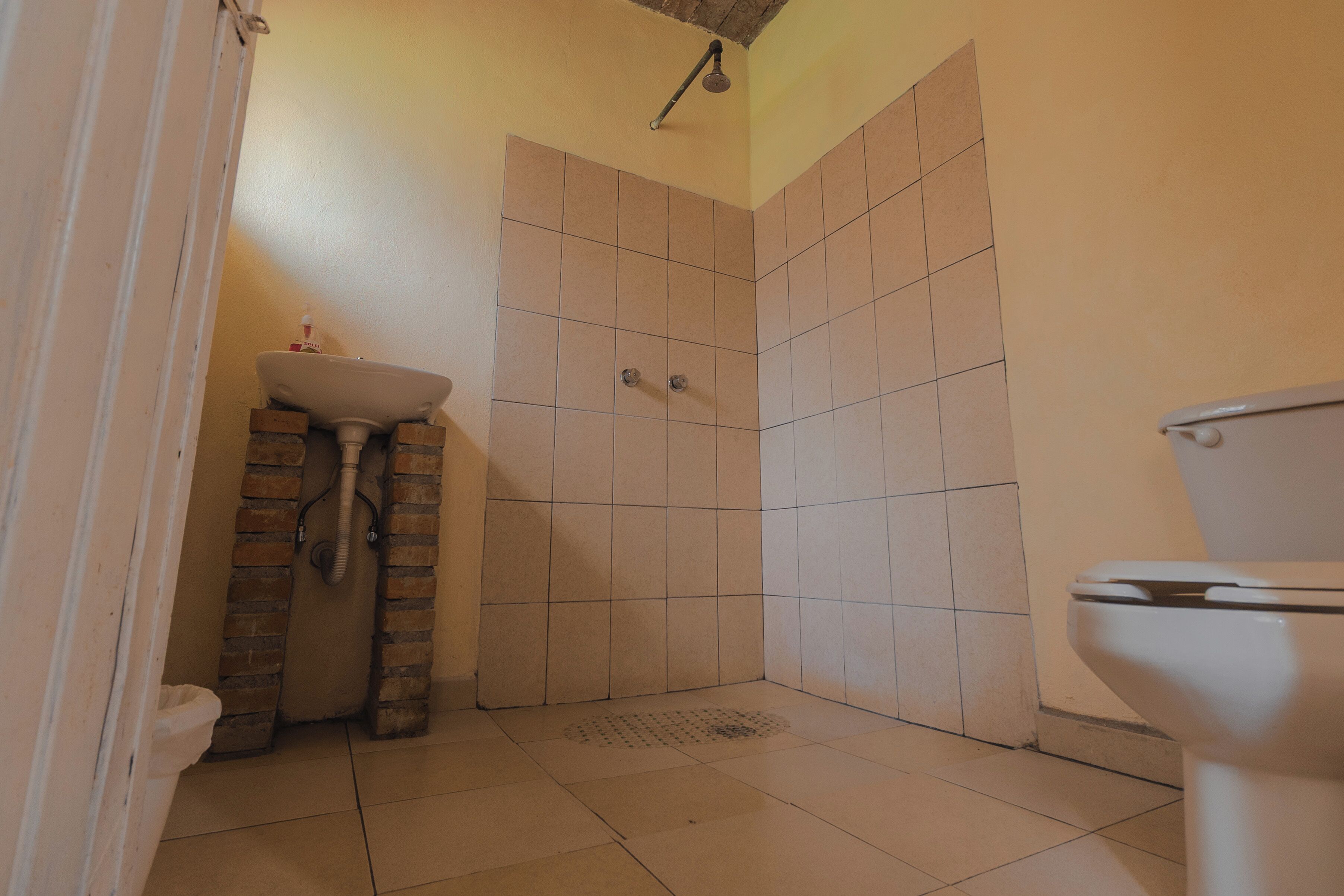 Un baño con ducha, lavamanos e inodoro.