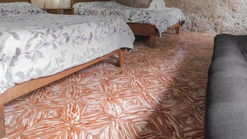 Habitación urbana | Edredón, espacio para trabajar con laptop, wifi gratis y ropa de cama