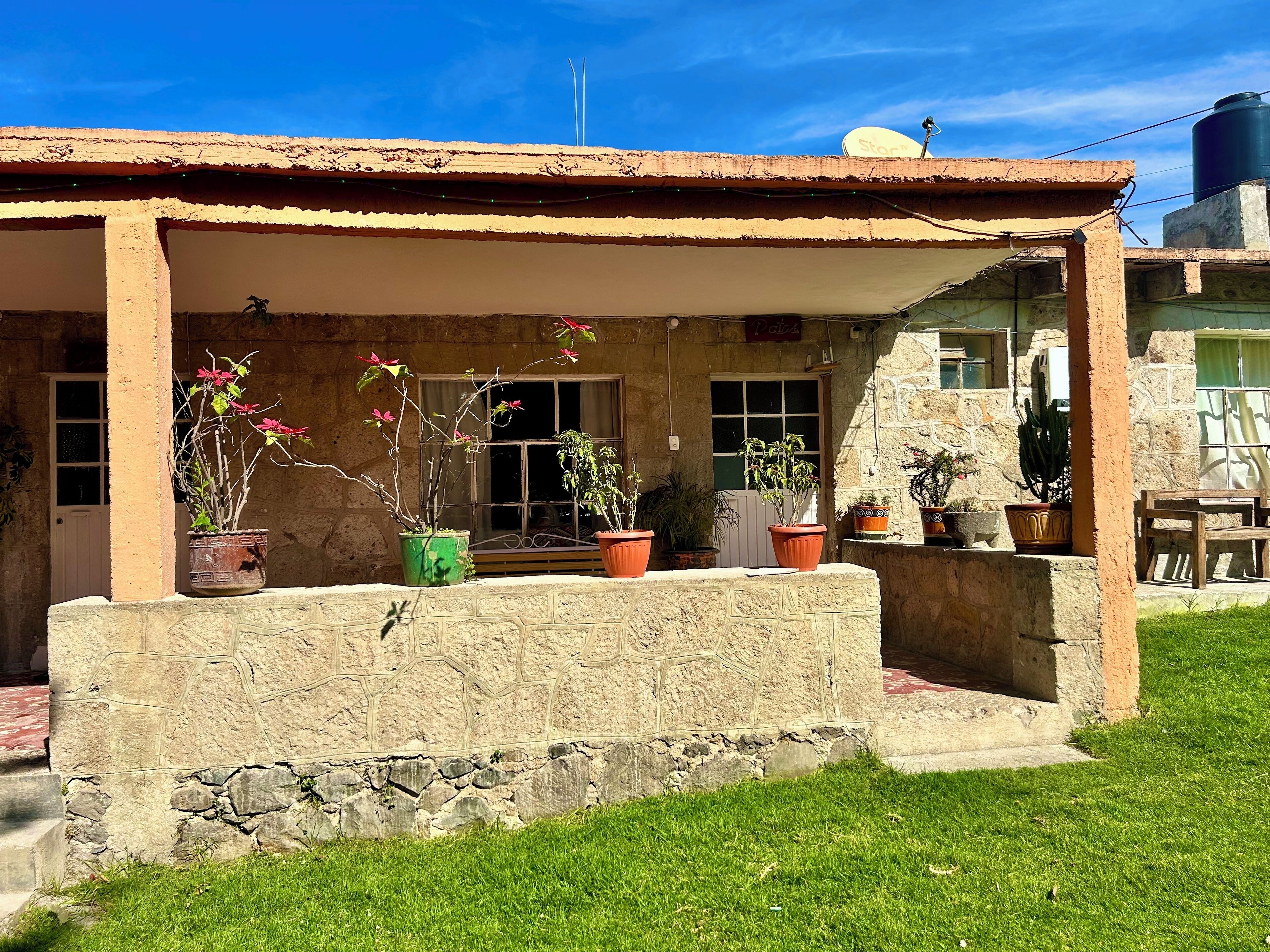 Edredón, espacio para trabajar con laptop, wifi gratis y ropa de cama 