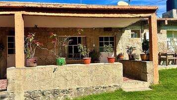 Edredón, espacio para trabajar con laptop, wifi gratis y ropa de cama