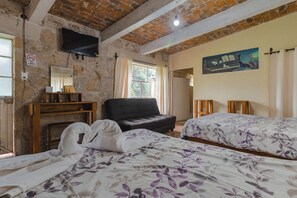 Habitación City | Edredones de plumas, espacio para trabajar con un portátil, wifi gratis