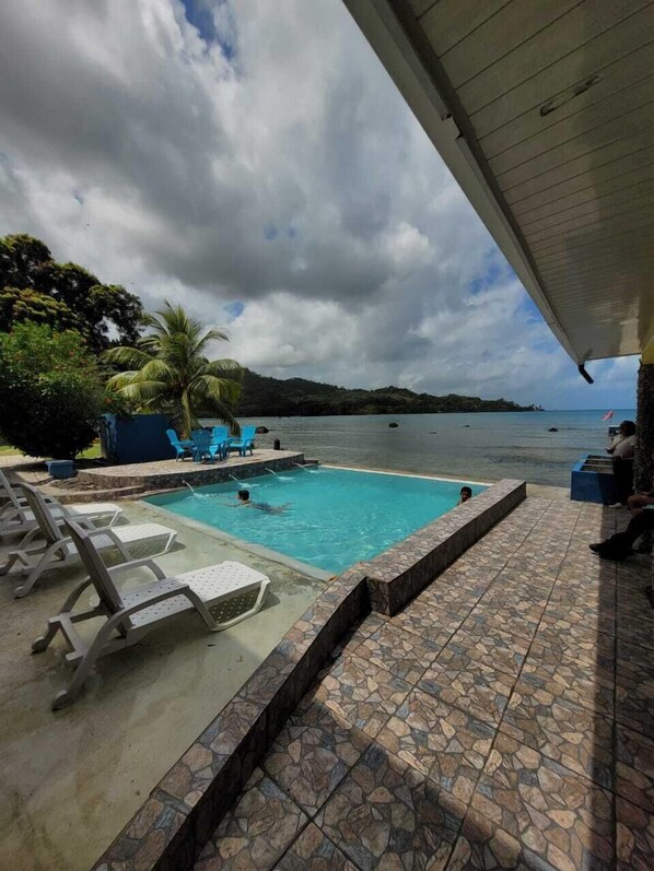 27-inch LCD TV with cable channels - ScubaPortobelo (Portobelo)