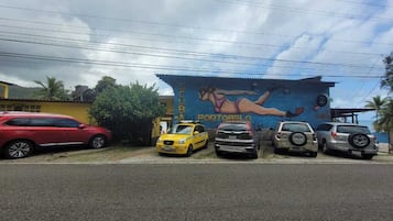 Vista frontal de la propiedad