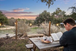 Outdoor dining - Charming Barndominium with Farm Animals – Just 5 Minutes from Lake Georgetown (Georgetown)