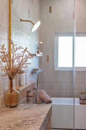 Douche, articles de toilette écologiques, séchoir à cheveux