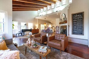 Smart-TV, Kamin, Videospiele, Stereoanlage