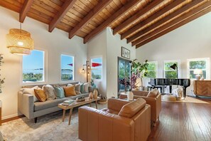 Smart-TV, Kamin, Videospiele, Stereoanlage