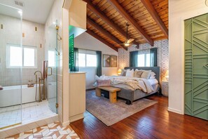 4 Schlafzimmer, Schreibtisch, Bügeleisen/Bügelbrett, kostenloses WLAN