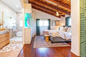 4 Schlafzimmer, Schreibtisch, BĂŒgeleisen/BĂŒgelbrett, kostenloses WLAN