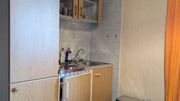 Fridge, stovetop, coffee/tea maker, electric kettle