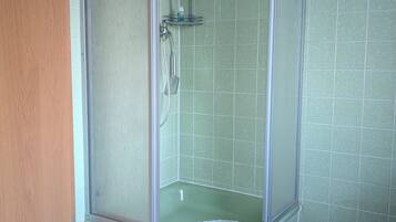 Suihku, hiustenkuivaaja, pyyhkeet, saippua